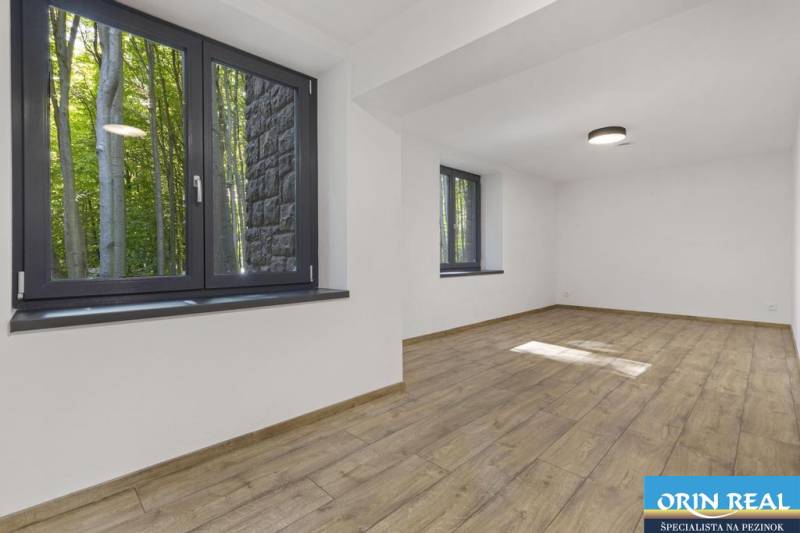 PREDAJ 8 IZB.REKREAČNEJ CHATY - VILY V MODRE HARMÓNII - Priestranná izba na Piesok, drevená podlaha, veľké okná, Chata, idylický výhľad na les.