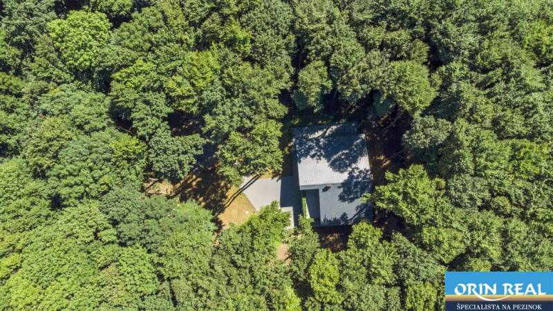 PREDAJ 8 IZB.REKREAČNEJ CHATY - VILY V MODRE HARMÓNII - Letecký pohľad na chatu uprostred hustého lesa na ulici Piesok.
