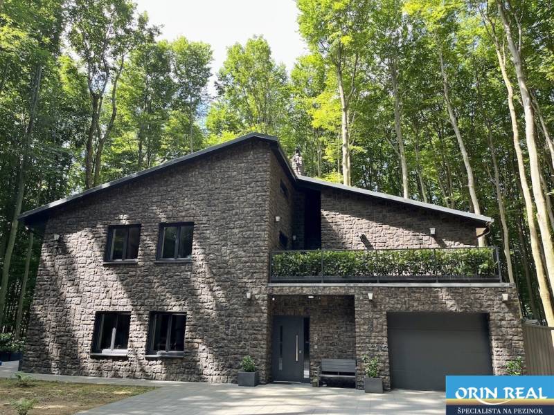 PREDAJ 8 IZB.REKREAČNEJ CHATY - VILY V MODRE HARMÓNII - Dom v lese, príroda, na ulici Piesok, chata, terasa so záhradou.