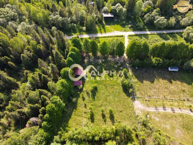 EXKLUZÍVNE stavebný pozemok, Nálepkovo časť Tretí Hámor, okres Gelnica - Letecký pohľad na pozemok na bývanie obklopený zeleňou v Nálepkove na ulici Tretí Hámor.