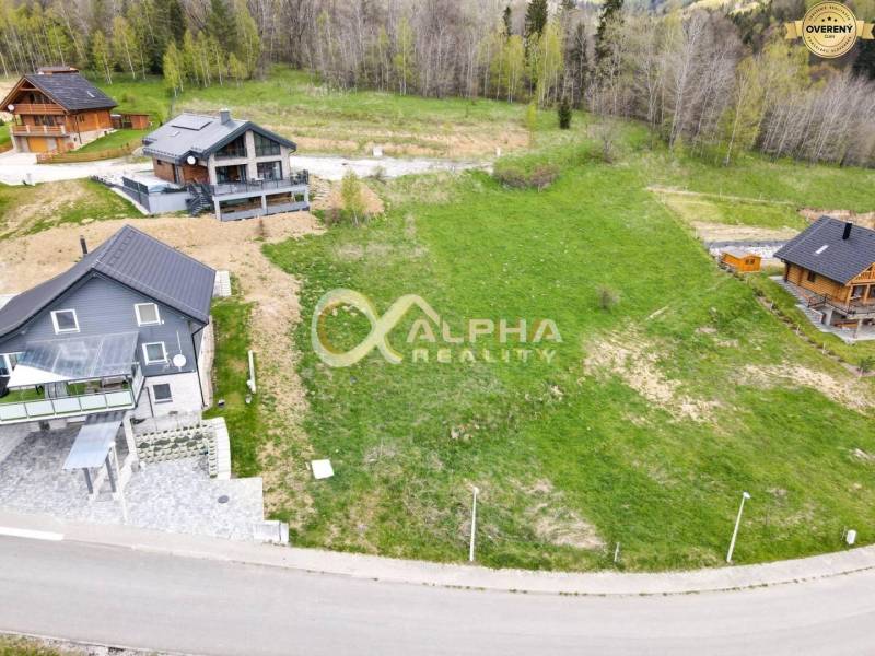 Stavebný pozemok lokalita Slnečná úboč, Levočská Dolina, okres Levoča - Pozemky na bývanie v Levoči, obklopené zeleňou a rodinnými domami.