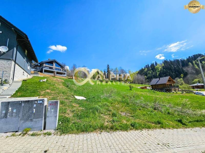 Stavebný pozemok lokalita Slnečná úboč, Levočská Dolina, okres Levoča - Pozemky - bývanie v Levoči s malebným výhľadom na okolitú prírodu a stavby.