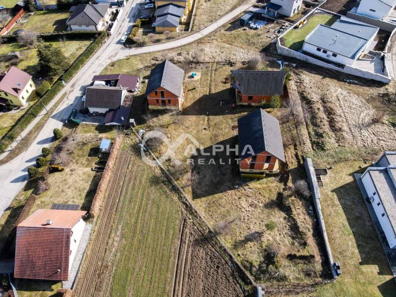 Rodinný dom, obec Spišský Hrhov, okres Levoča - Letecký pohľad na stavby rodinných domov v Spišskom Hrhove na ulici Grófska.