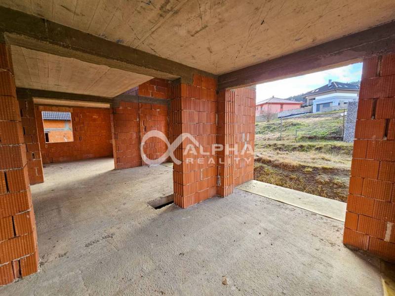 Rodinný dom, obec Spišský Hrhov, okres Levoča - Nedokončený rodinný dom na Grófskej ulici v Spišskom Hrhove so surovou tehlovou stavbou.