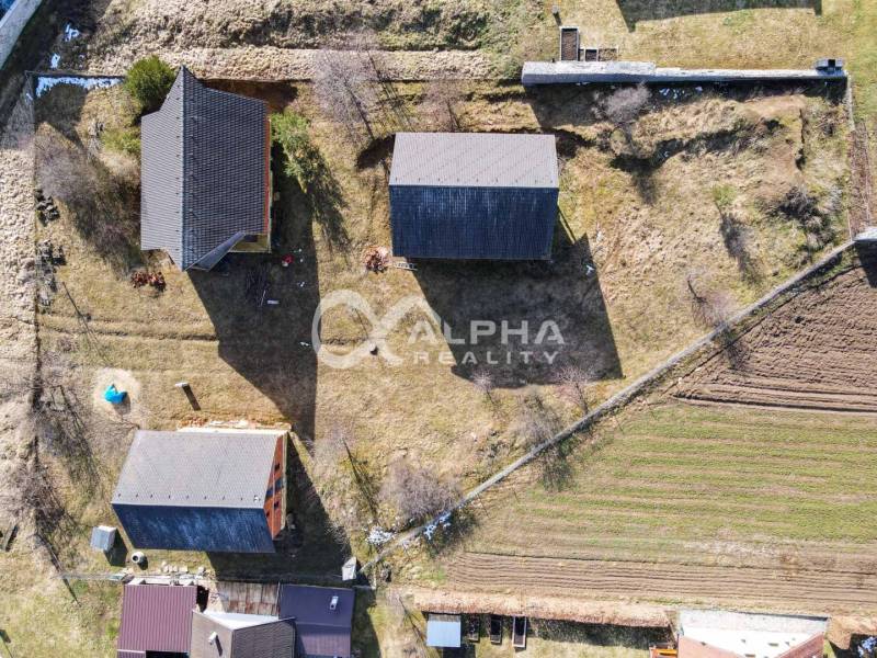 Rodinný dom, obec Spišský Hrhov, okres Levoča - Pohľad zhora na tri rodinné domy a záhrady na Grófskej ulici v Spišskom Hrhove.