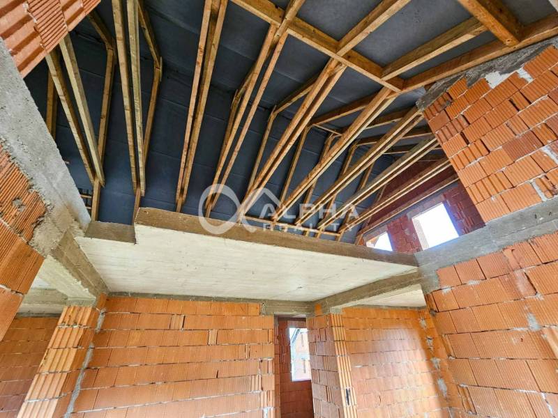 Rodinný dom, obec Spišský Hrhov, okres Levoča - Stavba rodinného domu na Grófskej ulici v Spišskom Hrhove s tehlovými stenami a dreveným trámami.