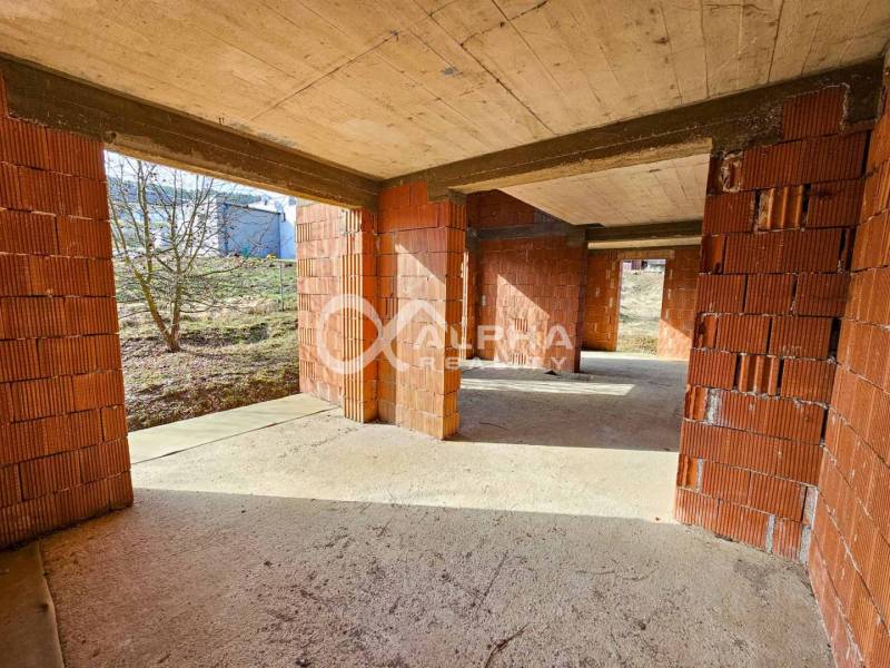 Rodinný dom, obec Spišský Hrhov, okres Levoča - Nedokončená stavba rodinného domu na Grófskej ulici v Spišskom Hrhove s okennými otvormi.