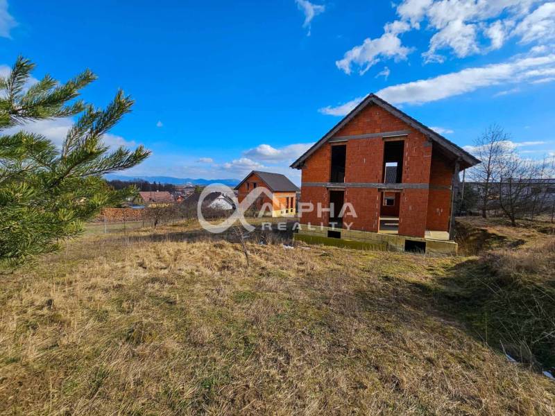 Rodinný dom, obec Spišský Hrhov, okres Levoča - Nedokončený rodinný dom na ulici Grófska v Spišskom Hrhove s výhľadom na okolie.