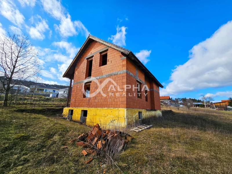 Rodinný dom, obec Spišský Hrhov, okres Levoča - Nedokončený rodinný dom na ulici Grófska v Spišskom Hrhove, situovaný na svahu.