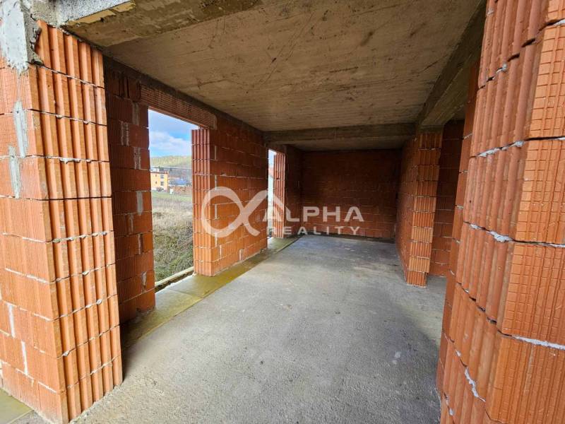 Rodinný dom, obec Spišský Hrhov, okres Levoča - Nedokončená stavba rodinného domu na Grófskej ulici v Spišskom Hrhove, neomietnuté tehlové steny.