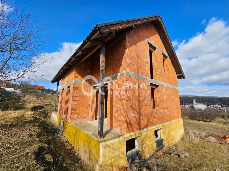 Rodinný dom, obec Spišský Hrhov, okres Levoča - Nedokončený rodinný dom na ulici Grófska v Spišskom Hrhove, murivo z tehál.
