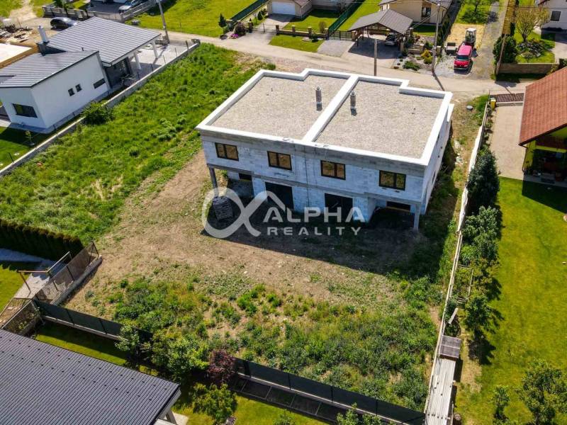 Exkluzívne na predaj, rodinný dom, obec Harichovce, okres Spišská Nová - Dvojposchodový rodinný dom v Harichovciach s nezastavaným pozemkom a okolitou zeleňou.