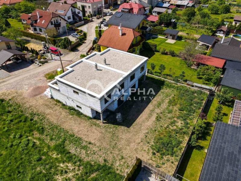 Exkluzívne na predaj, rodinný dom, obec Harichovce, okres Spišská Nová - Letecký pohľad na nedokončený rodinný dom v Harichovciach s priestranným pozemkom v okolí.