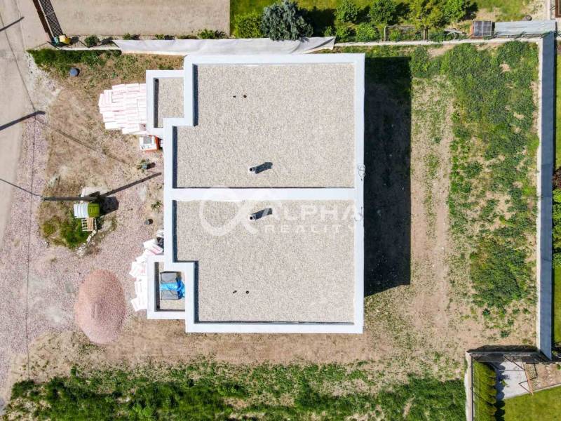 Exkluzívne na predaj, rodinný dom, obec Harichovce, okres Spišská Nová - Stavba rodinného domu v Harichovciach, pohľad zhora, okolo stavby sú voľné pozemky.