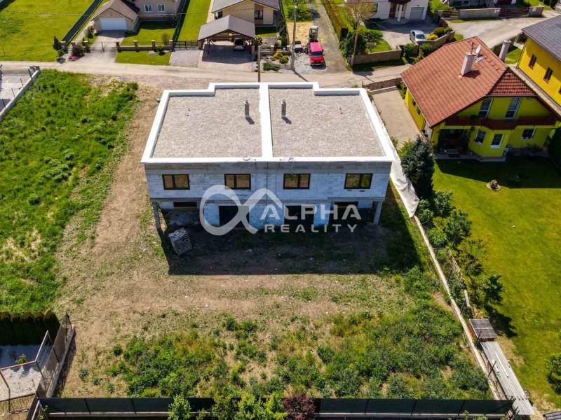 Exkluzívne na predaj, rodinný dom, obec Harichovce, okres Spišská Nová - Rodinný dom v Harichovciach v exteriéri, obklopený zeleňou a susednými domami.