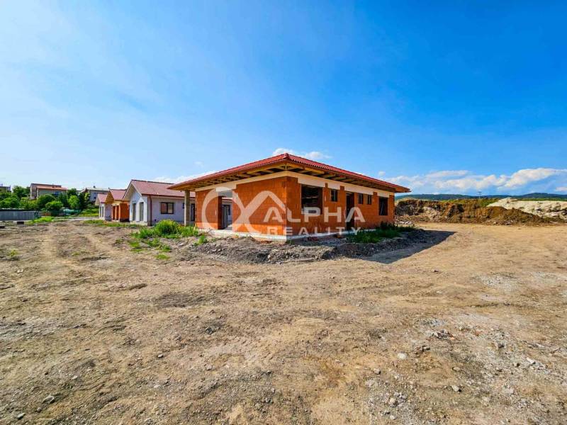 Exkluzívne novostavba rodinný dom - bungalov, Spišské Podhradie - Novostavby rodinných domov v Spišskom Podhradí na rozľahlom pozemku s modrou oblohou.