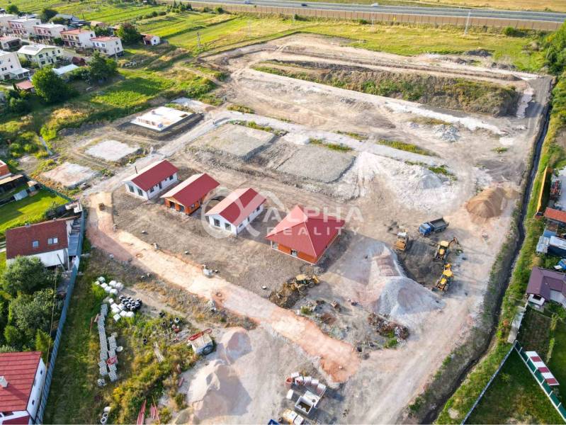 Exkluzívne novostavba rodinný dom - bungalov, Spišské Podhradie - Letecký pohľad na rozostavané rodinné domy v Spišskom Podhradí, rozložené na pripravenej ploche.