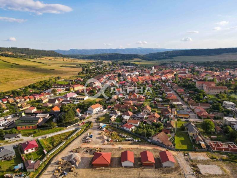 Exkluzívne novostavba rodinný dom - bungalov, Spišské Podhradie - Pohľad na rodinné domy a rozsiahlu krajinu v Spišskom Podhradí.