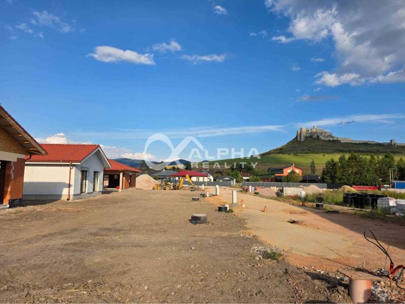 Exkluzívne novostavba rodinný dom - bungalov, Spišské Podhradie - Rodinný dom v Spišskom Podhradí s výhľadom na hrad, novostavba s červenou strechou.