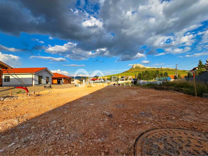 Exkluzívne novostavba rodinný dom - bungalov, Spišské Podhradie - Rodinný dom v Spišskom Podhradí s výhľadom na hrad, obloha s oblakmi.