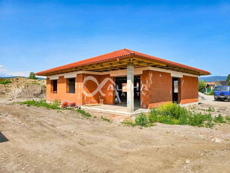 Exkluzívne novostavba rodinný dom - bungalov, Spišské Podhradie - Rodinný dom v Spišskom Podhradí vo fáze výstavby s červenou strechou a tehlovými múrmi.