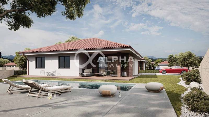 Exkluzívne novostavba rodinný dom - bungalov, Spišské Podhradie - Rodinný dom v Spišskom Podhradí s bazénom, ležadlami a červeným autom na pozadí.
