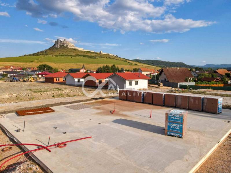 Exkluzívne novostavba rodinný dom - bungalov, Spišské Podhradie - Stavba rodinného domu v Spišskom Podhradí s výhľadom na Spišský hrad.