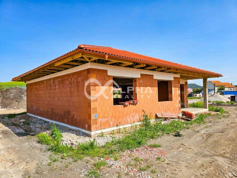 Exkluzívne novostavba rodinný dom - bungalov, Spišské Podhradie - Rodinný dom v Spišskom Podhradí počas výstavby so škridlovou strechou.