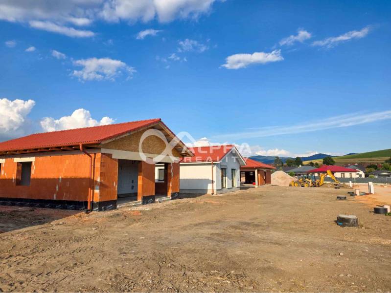 Exkluzívne novostavba rodinný dom - bungalov, Spišské Podhradie - Stavebný proces nových rodinných domov v Spišskom Podhradí s červenou strechou.