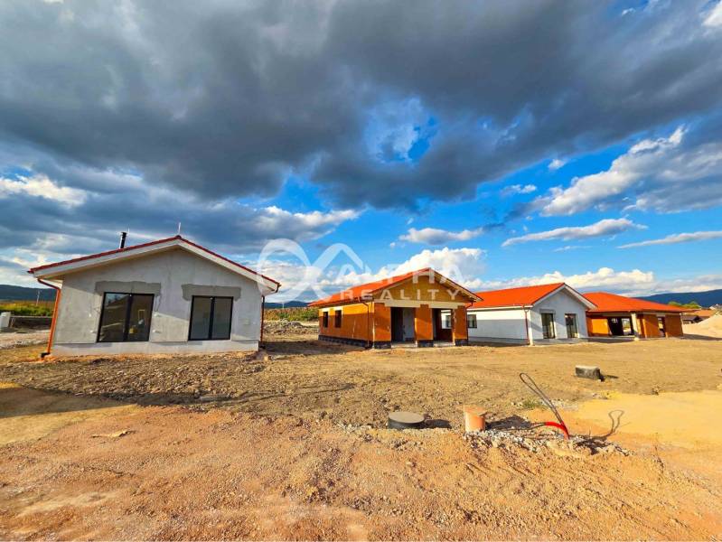 Exkluzívne novostavba rodinný dom - bungalov, Spišské Podhradie - Rodinný dom v Spišskom Podhradí: tri novostavby s červenou strechou na rozľahlom pozemku.