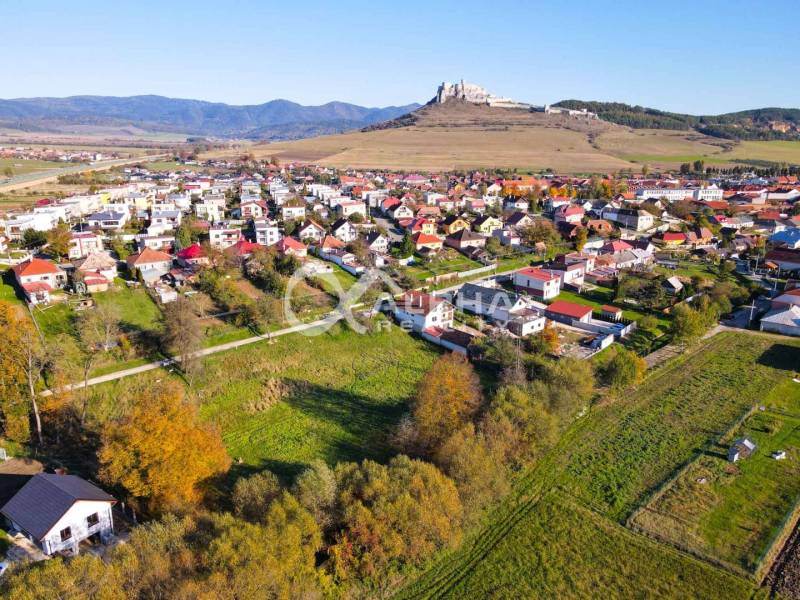 EXKLUZÍVNE stavebné pozemky, Spišské Podhradie - Letecký pohľad na pozemky pre bývanie v Spišskom Podhradí s panorámou hradu.