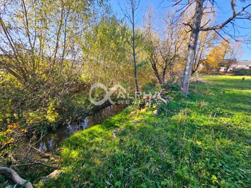 EXKLUZÍVNE stavebné pozemky, Spišské Podhradie - Pozemky na bývanie pri potoku a stromoch v Spišskom Podhradí.