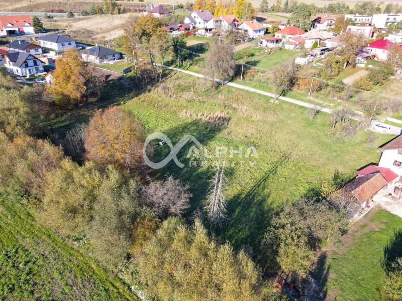 EXKLUZÍVNE stavebné pozemky, Spišské Podhradie - Pozemky na bývanie v Spišskom Podhradí obklopené zeleňou a susednými domami.