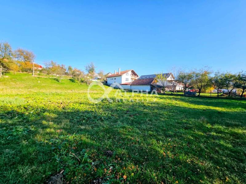 EXKLUZÍVNE stavebné pozemky, Spišské Podhradie - Pozemky - bývanie v Spišskom Podhradí s udržiavaným trávnatým porastom a rodinným domom.