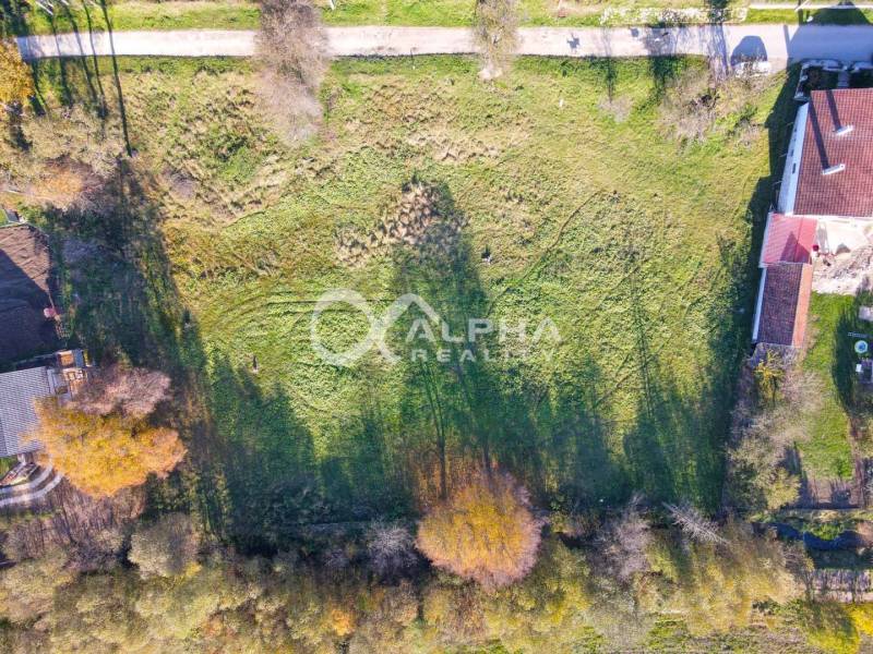 EXKLUZÍVNE stavebné pozemky, Spišské Podhradie - Letecká fotografia pozemku na bývanie v Spišskom Podhradí s okolitou zeleňou.