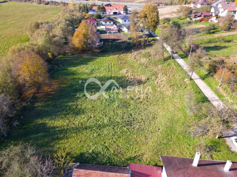 EXKLUZÍVNE stavebné pozemky, Spišské Podhradie - Pozemky na bývanie v Spišskom Podhradí obklopené zeleňou a blízkymi domami.