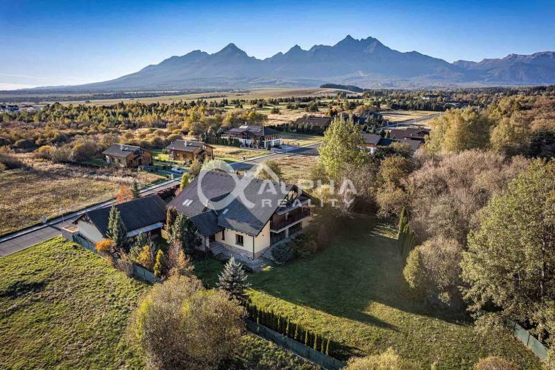 Exkluzívny rodinný dom, Veľká Lomnica, okres Kežmarok - Rodinný dom vo Veľkej Lomnici obklopený prírodou, v pozadí pohorie Tatier.