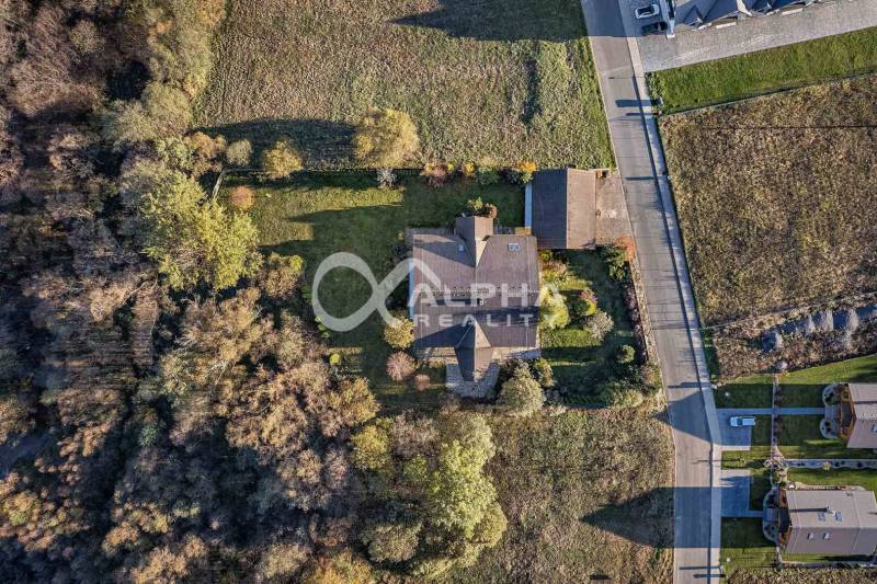 Exkluzívny rodinný dom, Veľká Lomnica, okres Kežmarok - Rodinný dom vo Veľkej Lomnici obklopený zeleňou a susedné pozemky z vtáčej perspektívy.