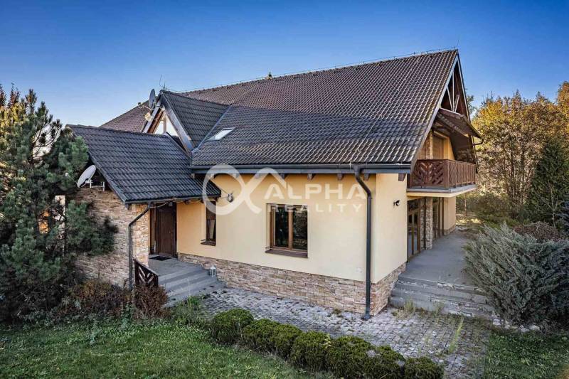 Exkluzívny rodinný dom, Veľká Lomnica, okres Kežmarok - Rodinný dom vo Veľkej Lomnici s kamenným detailom na fasáde a záhradou.