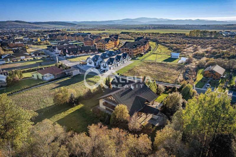 Exkluzívny rodinný dom, Veľká Lomnica, okres Kežmarok - Letecký pohľad na rodinné domy vo Veľkej Lomnici s okolitou krajinou a horským pozadím.