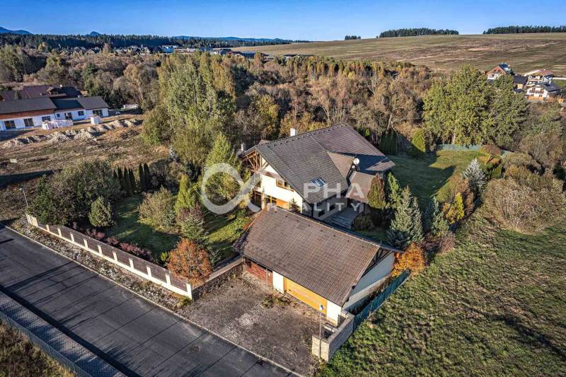 Exkluzívny rodinný dom, Veľká Lomnica, okres Kežmarok - Rodinný dom vo Veľkej Lomnici obklopený zeleňou so záhradou a širokým výhľadom na okolie.