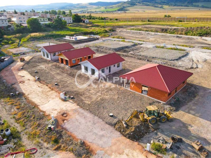 Exkluzívne novostavba rodinný dom - dvojdom, Spišské Podhradie - Stavebný projekt rodinných domov v Spišskom Podhradí s červenými strechami a okolitou krajinou.