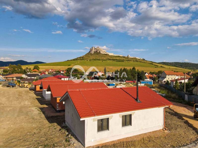 Exkluzívne novostavba rodinný dom - dvojdom, Spišské Podhradie - Rodinný dom v Spišskom Podhradí s červenou strechou, v pozadí Spišský hrad.