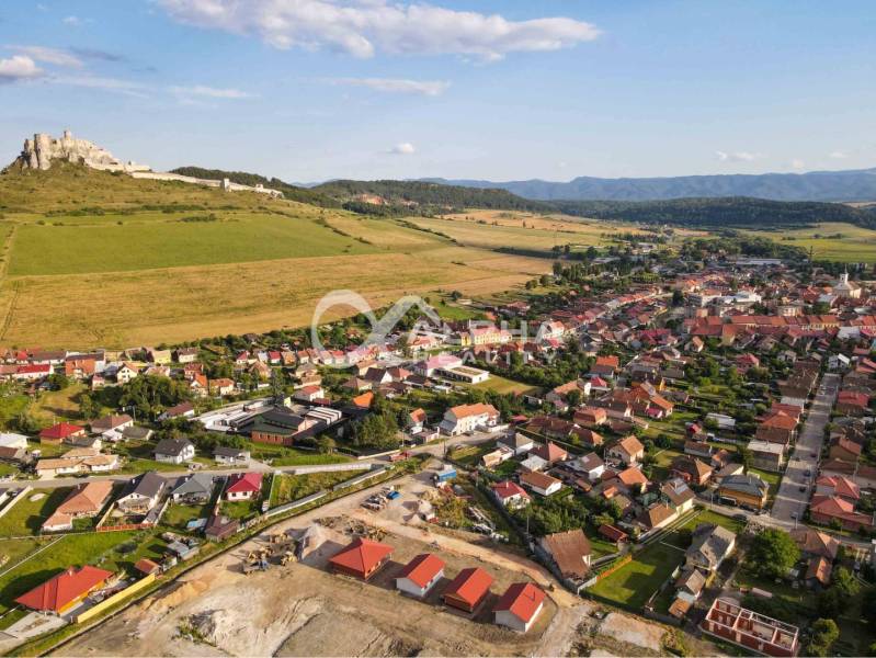 Exkluzívne novostavba rodinný dom - dvojdom, Spišské Podhradie - Letecký pohľad na rodinné domy v Spišskom Podhradí s hradom a prírodou v pozadí.