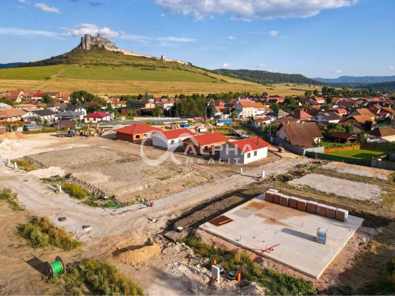 Exkluzívne novostavba rodinný dom - dvojdom, Spišské Podhradie - Výstavba rodinných domov v Spišskom Podhradí s výhľadom na hrad v pozadí.