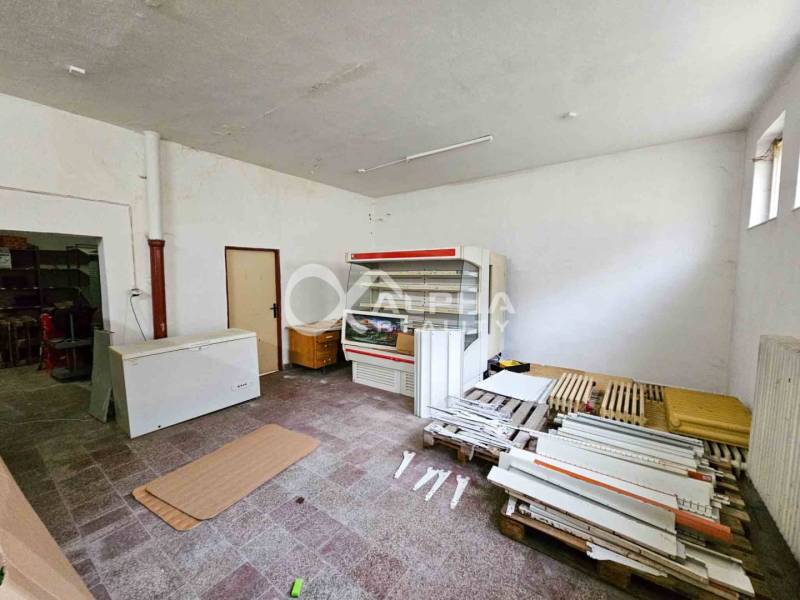Budova s pozemkom, obec Helcmanovce, okres Gelnica - V budove sa nachádza skladový priestor s mraziacim boxom a policami.