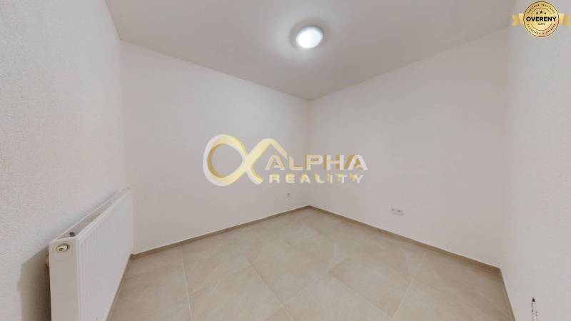 Polyfunkčný priestor na predaj, Zimná ul., Spišská Nová Ves - Priestor s bielymi stenami a dlažbou, využiteľný ako obchodné priestory.