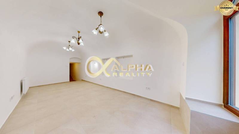 Polyfunkčný priestor na predaj, Zimná ul., Spišská Nová Ves - Obchodné priestory s oblúkovým stropom a dlažbou, zdobené závesnými svetlami.