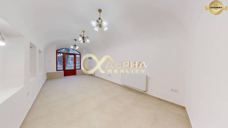 Polyfunkčný priestor na predaj, Zimná ul., Spišská Nová Ves - Obchodné priestory s bielymi stenami, klenutým stropom a veľkým oknom s drevenými prvkami.