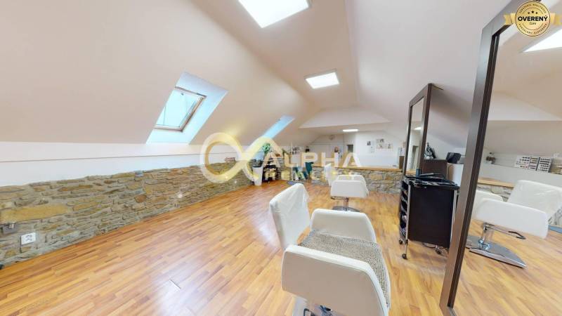 Prenájom priestorov, centrum, Spišská Nová Ves - Interiér kancelárie so stoličkami, zrkadlami a podlahou s dreveným dekorom.